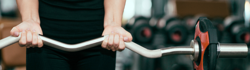 nexo_closeup hands on barbell