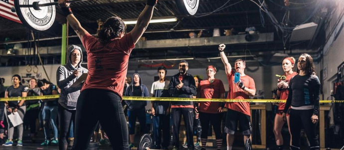 woman lifting weight 